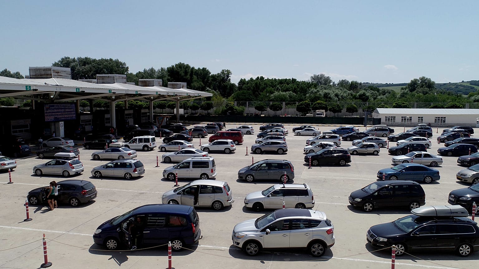 Tatilci gurbetçiler Türkiye'ye akın etti