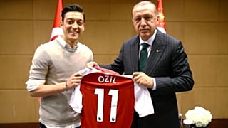 اوزيل يمنح قميصه للرئيس التركي رجب إردوغان في لندن يوم 13 مايو ايار 2018