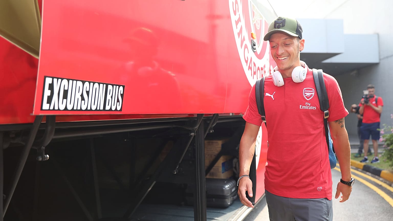  Mesut Özil devant un bus lors d'un déplacement de la Mannschaft