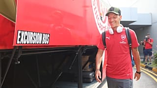  Mesut Özil devant un bus lors d'un déplacement de la Mannschaft