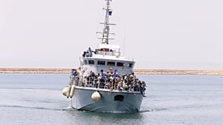 سفينة تحمل مهاجرين على متنها قبالة الشواطئ الليبية