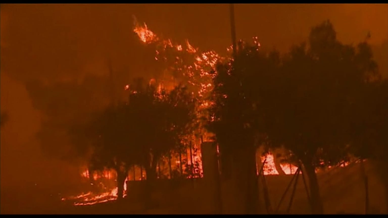 Fogos avançam nos arredores de Atenas