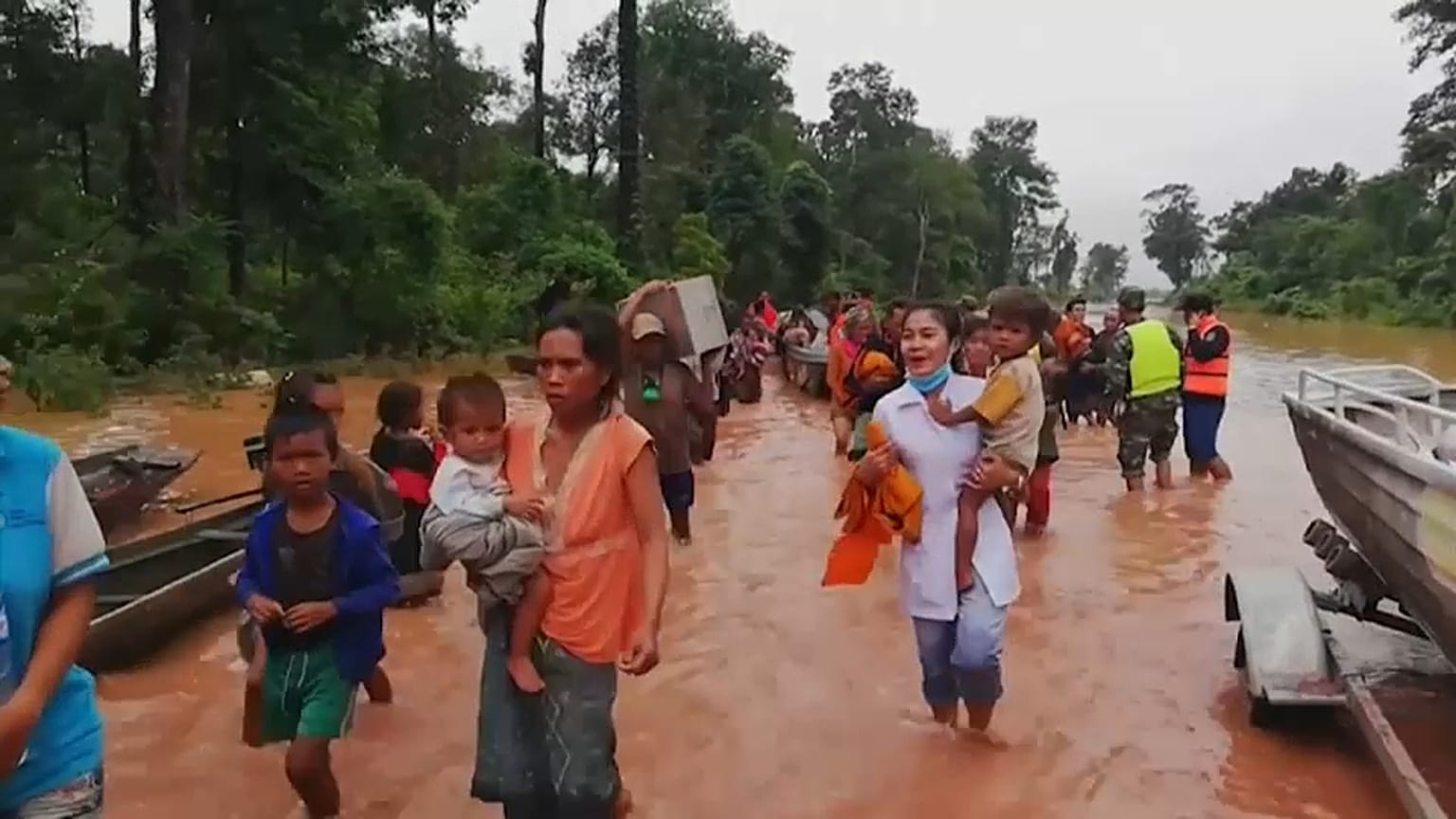 Cientos de desaparecidos en Laos al derrumbarse una presa