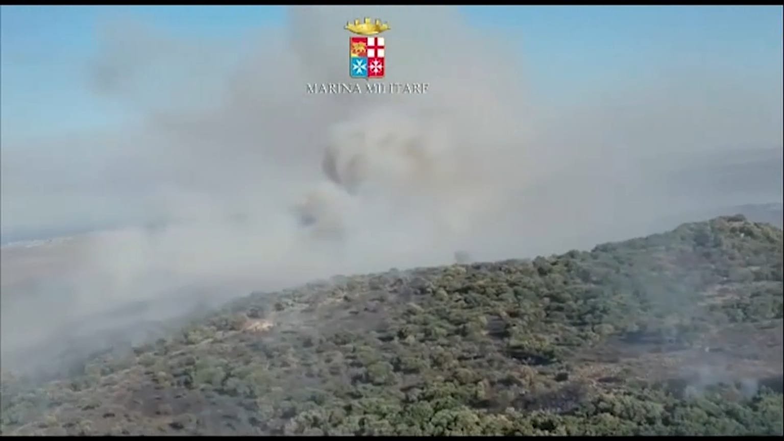 La Sicilia brucia