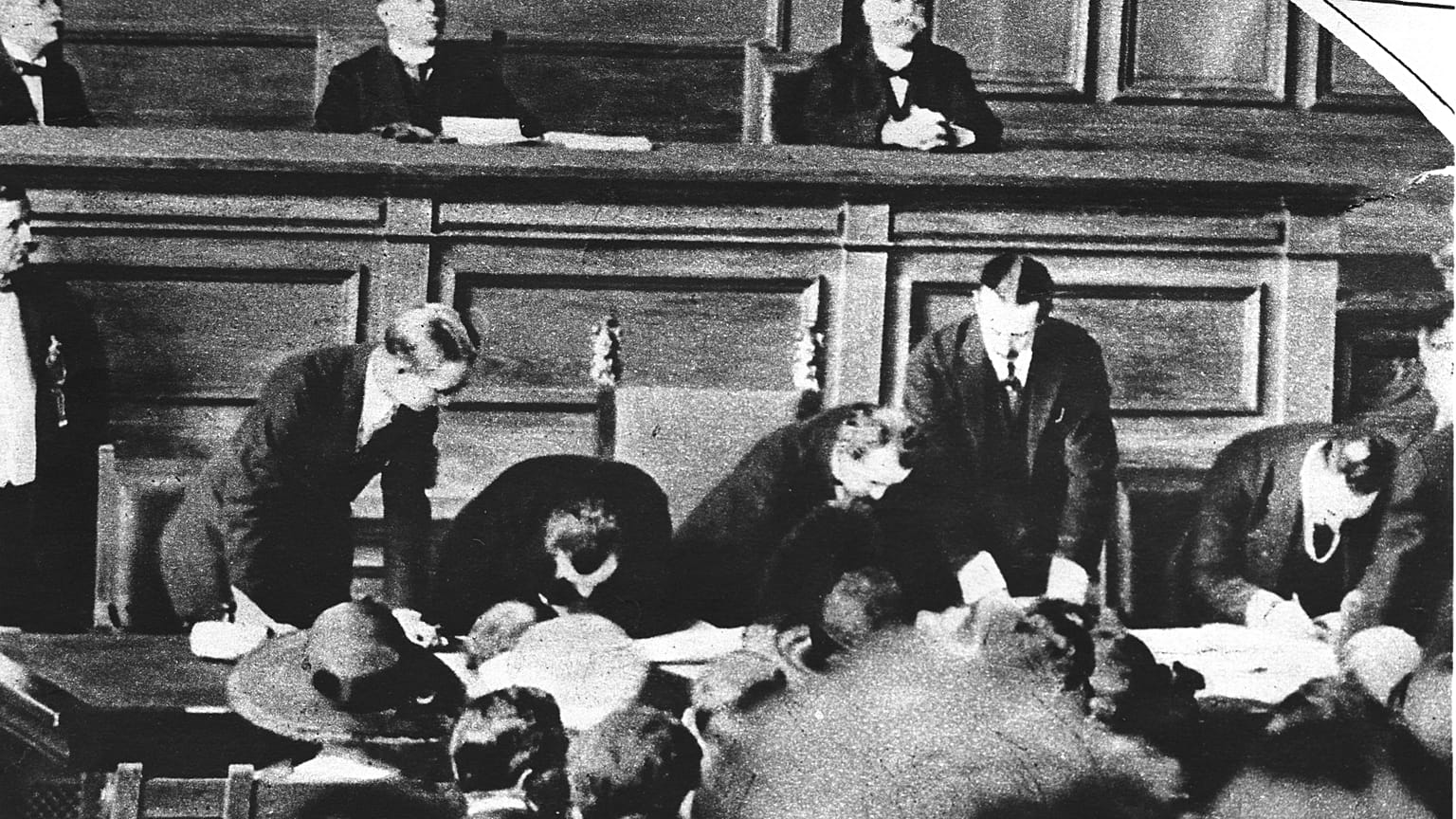 Ismet İnönü, Lozan tören salonunda Lozan Barış Antlaşması'nı imzalarken