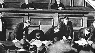 Ismet İnönü, Lozan tören salonunda Lozan Barış Antlaşması'nı imzalarken