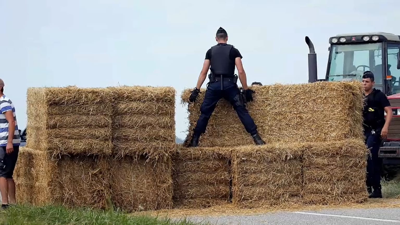 Una protesta de agricultores paraliza el Tour de Francia