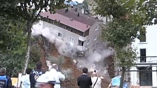 Prédio em Istambul desaba diante das câmaras
