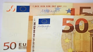 Bankräuber (40-50 Jahre)  legt Zettel hin und flieht mit Bargeld im Taxi