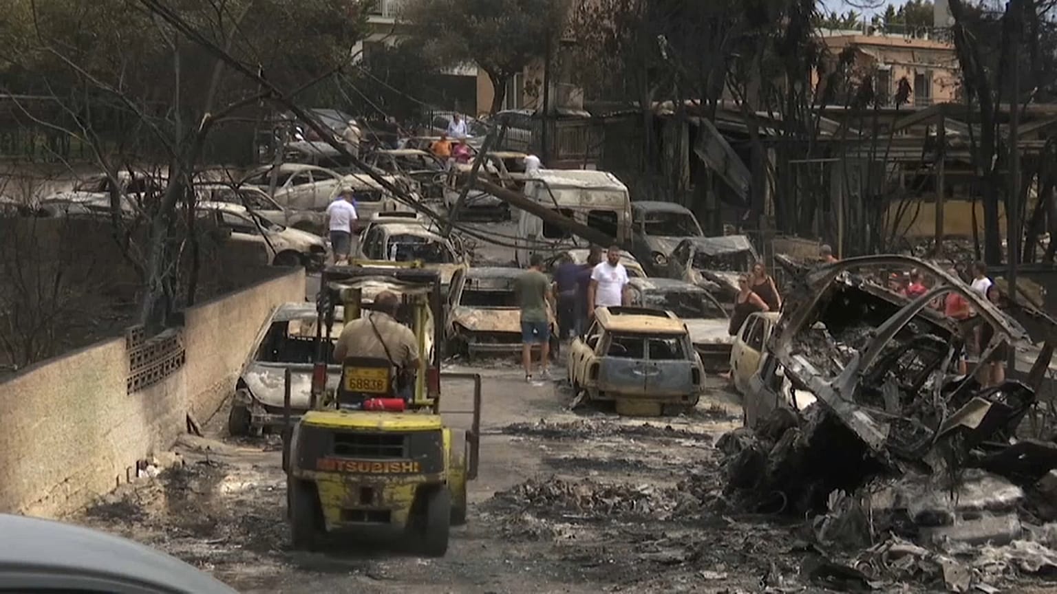 Grecia, conmocionada, se pregunta cómo y por qué tras el devastador incendio 