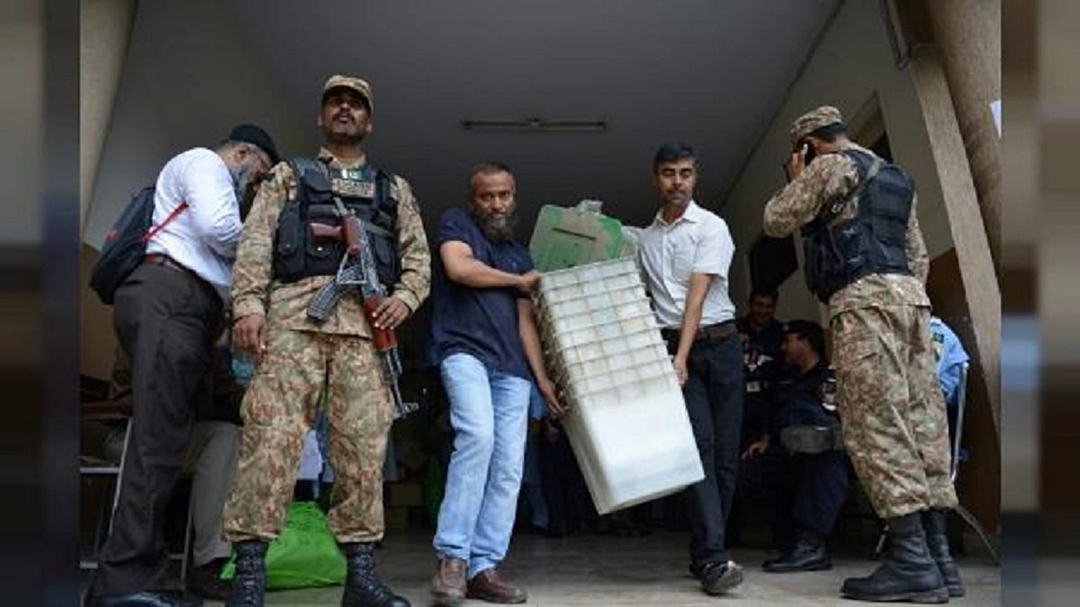 Pakistan al voto: giorno storico