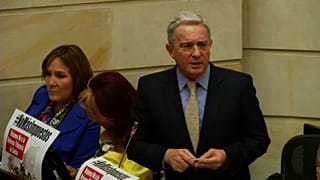 Uribe deja el Senado tras ser procesado por soborno y fraude