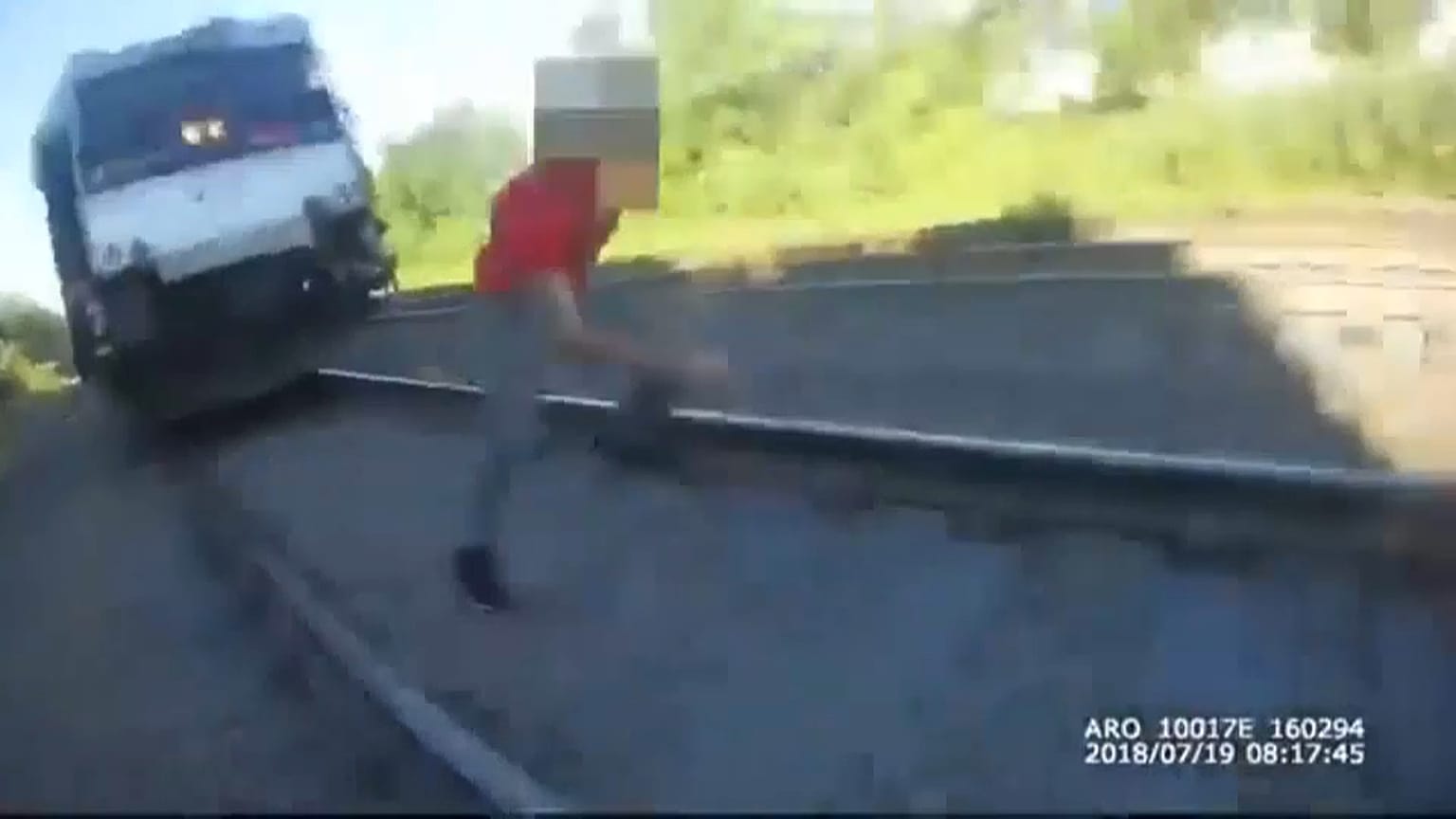Ein Mann rennt vor einem Zug davon