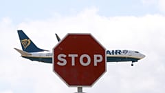 Ryanair repülőgép érkezik a barcelonai El Prat repülőtérre