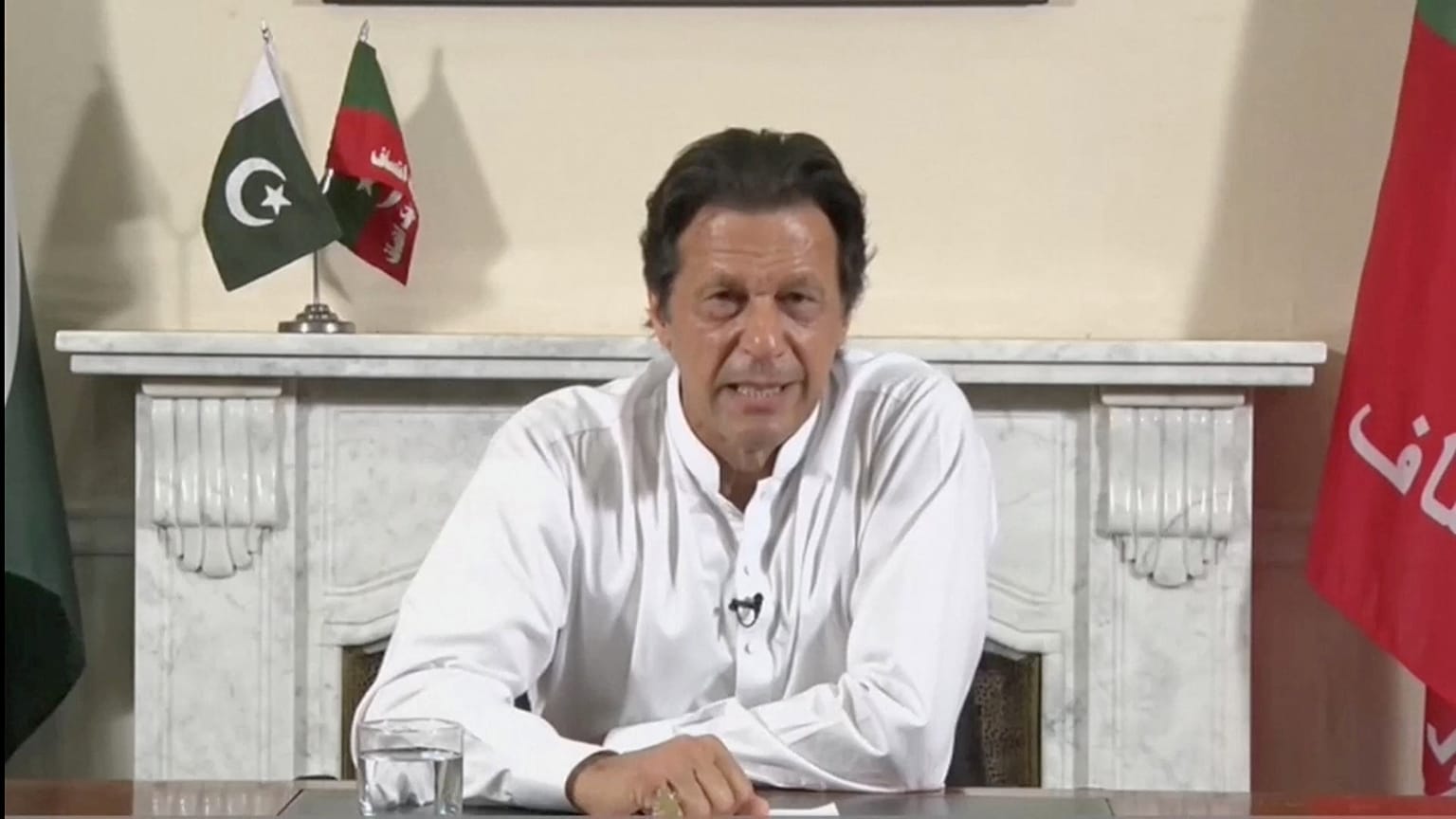 عمران خان يعلن فوزه في انتخابات باكستان