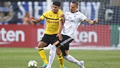 Fejsa disputa um lance com um jogador do B. Dortmund