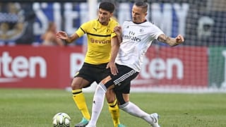 Fejsa disputa um lance com um jogador do B. Dortmund