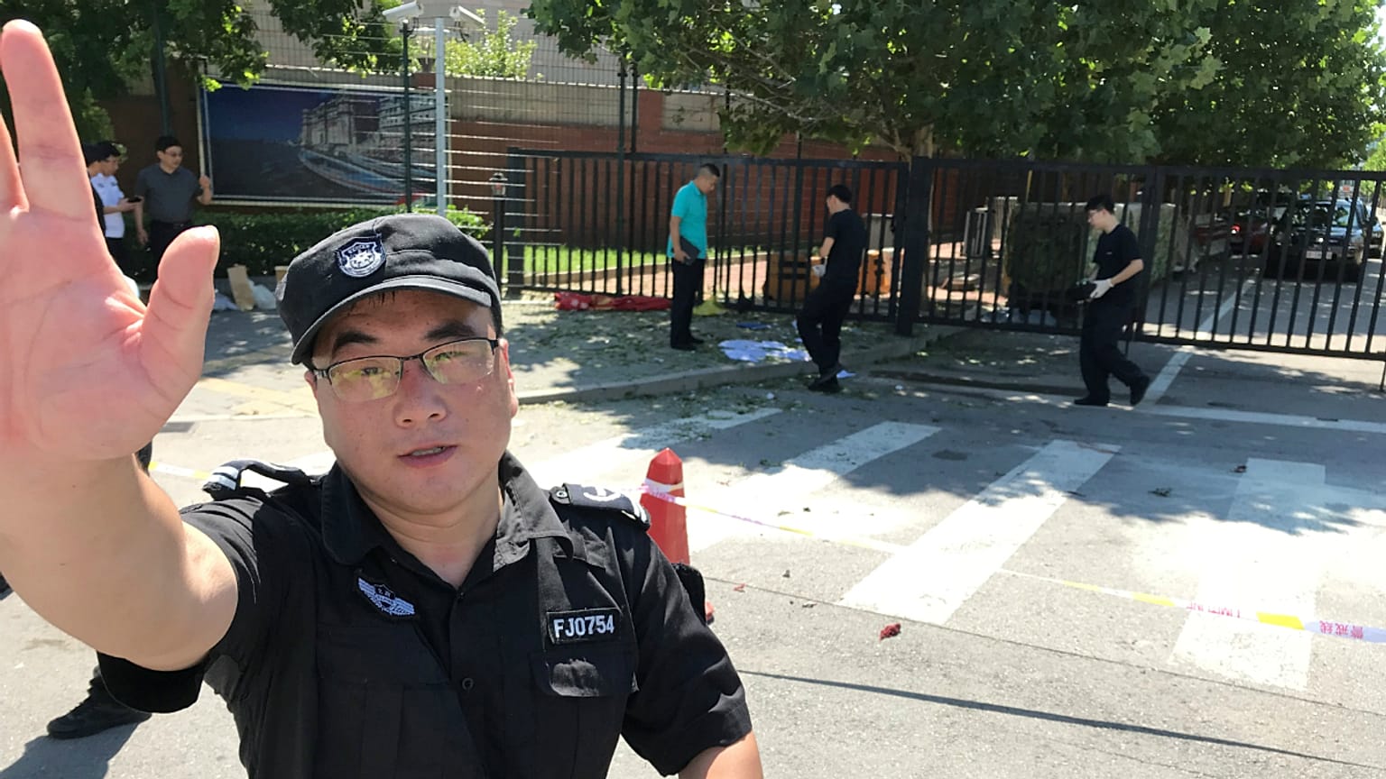 Segurança tenta afastar os jornalistas da zona da explosão