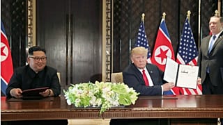 ترامب يحمل الوثيقة بعد توقيعها في سنغافورة - رويترز.