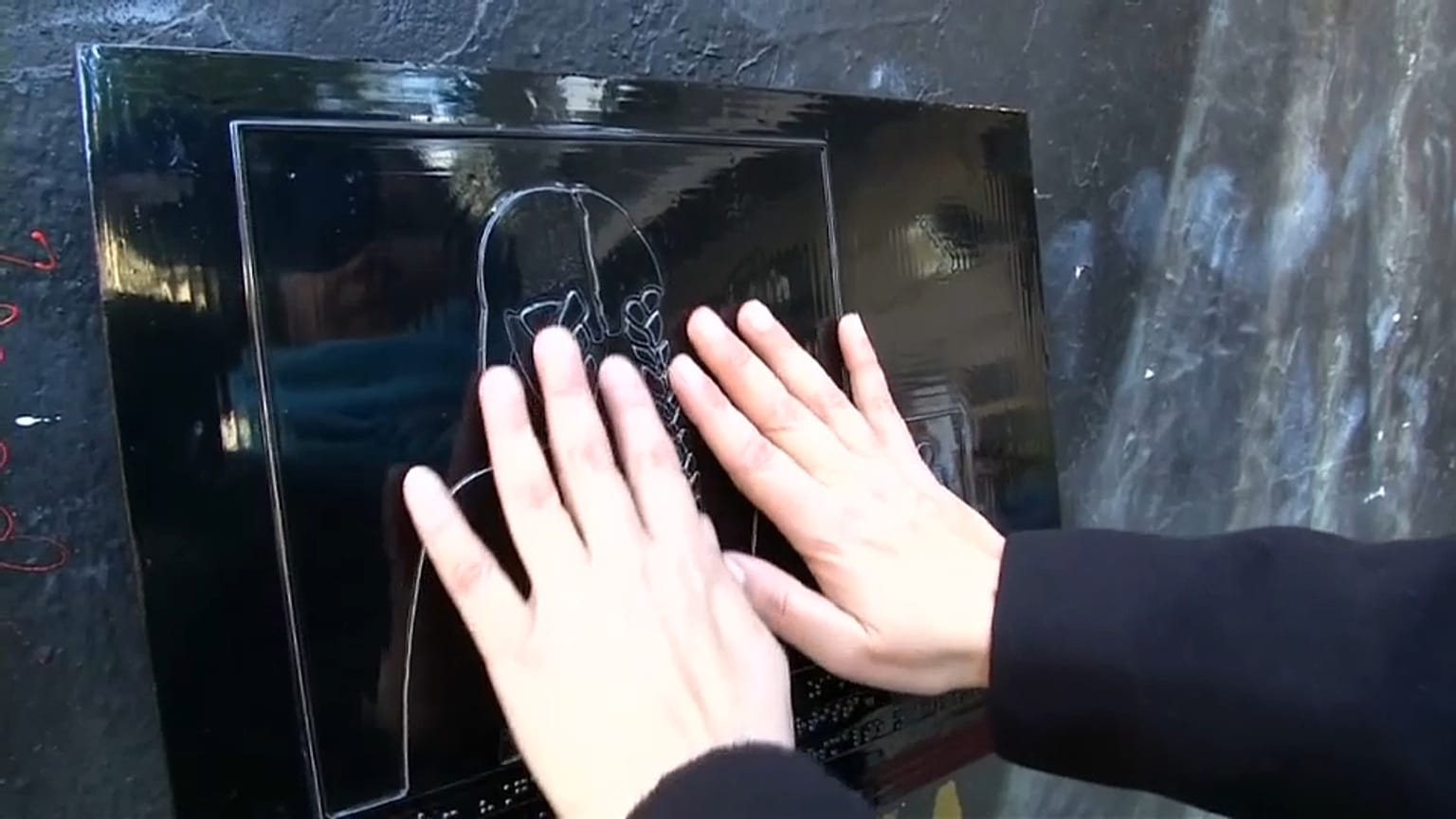 Las personas invidentes pueden "ver" los murales de Santiago de Chile