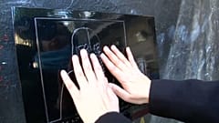 Las personas invidentes pueden "ver" los murales de Santiago de Chile