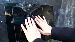 Las personas invidentes pueden "ver" los murales de Santiago de Chile