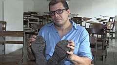 José Ibarra és a cipői, melyek javítása 20 millió bolivárba kerülne