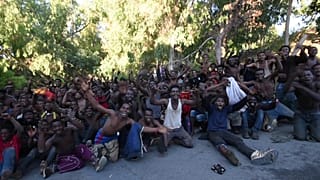 Cientos de inmigrantes llegan a Ceuta tras un violento asalto masivo a la valla fronteriza