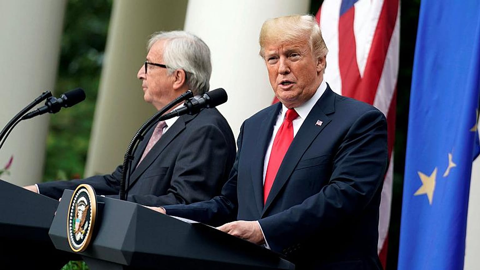 Úgy tűnik, Juncker nem igazán akarta megrázni Trump kezét