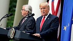 Úgy tűnik, Juncker nem igazán akarta megrázni Trump kezét
