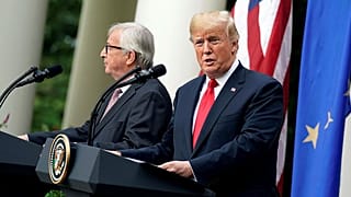 Úgy tűnik, Juncker nem igazán akarta megrázni Trump kezét
