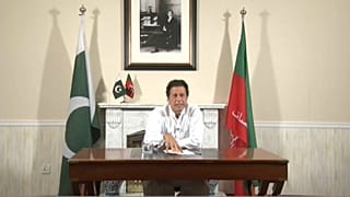 Imran Khan se autoproclama primer ministro de Pakistán