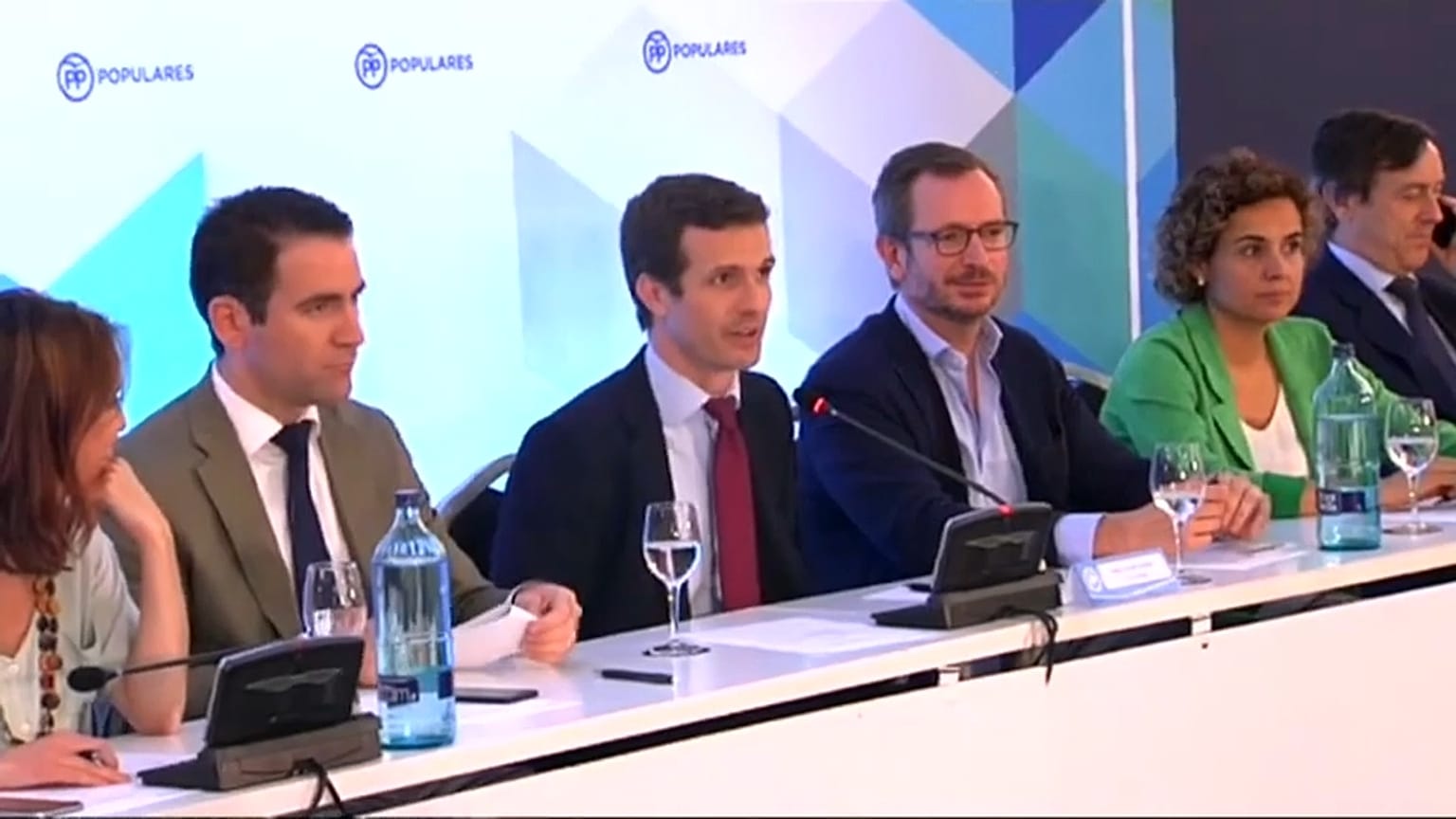 Sonrisas, plantones y amenazas en la presentación de la nueva cúpula del PP