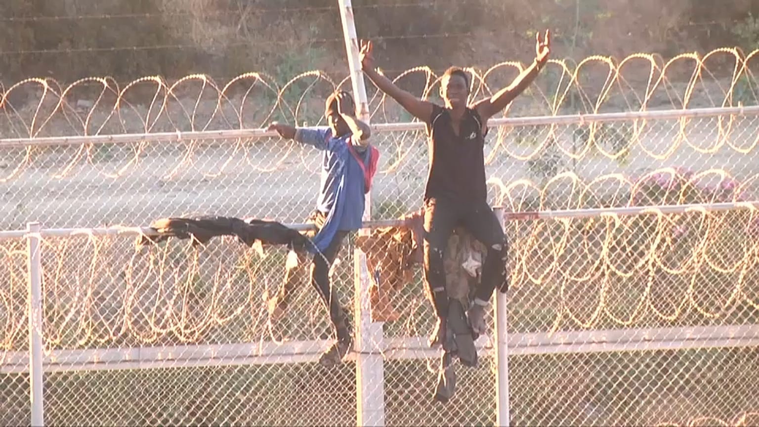 Des migrants sur la barrière entre le Maroc et l'enclave espagnole de Ceuta