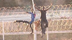 Des migrants sur la barrière entre le Maroc et l'enclave espagnole de Ceuta