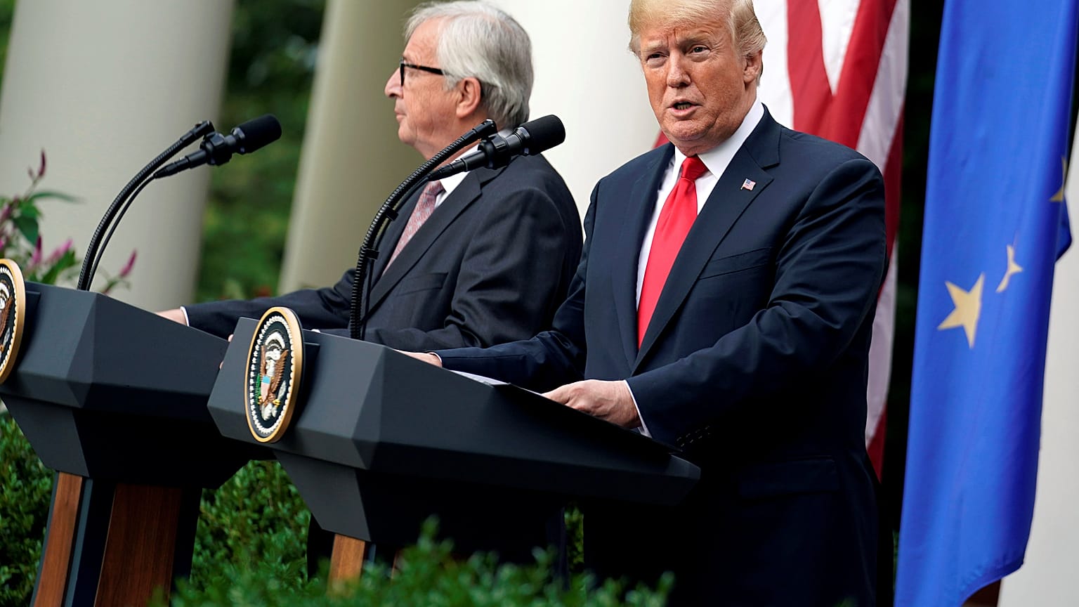 El momento en que Juncker parece evitar la mano de Trump