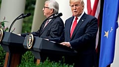 El momento en que Juncker parece evitar la mano de Trump