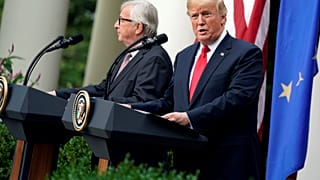 El momento en que Juncker parece evitar la mano de Trump