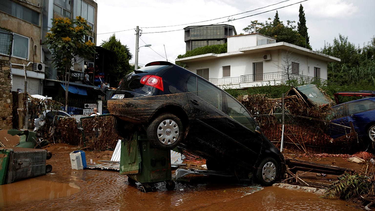 Une voiture a été déplacée par la force des inondations