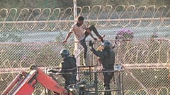 Centinaia di migranti entrano violentemente a Ceuta