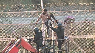 Centinaia di migranti entrano violentemente a Ceuta