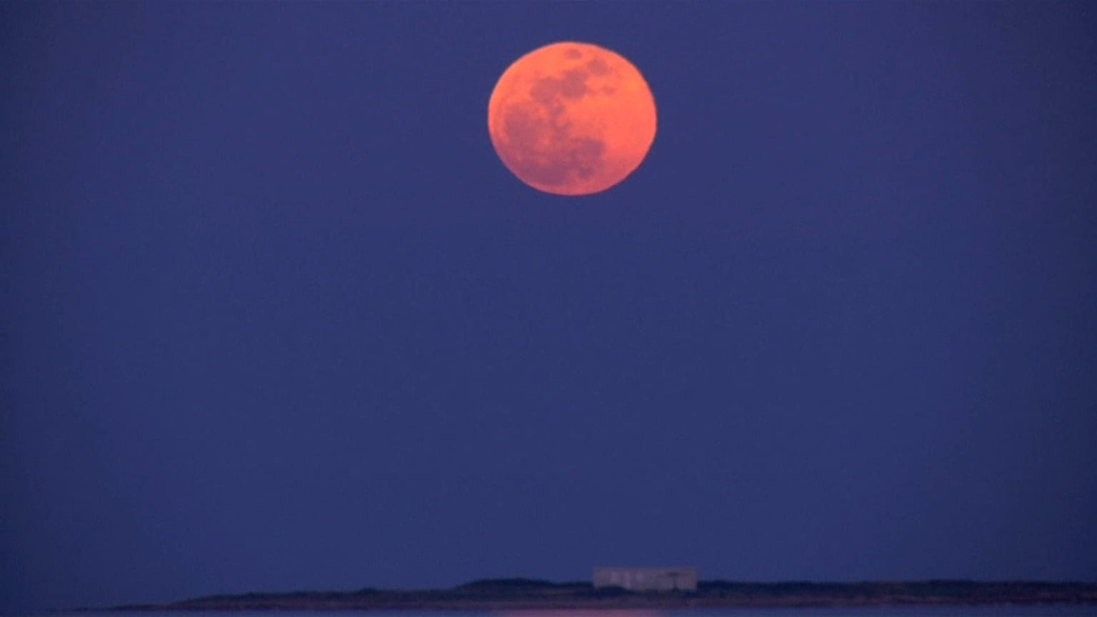 Earth awaits 'blood moon' 