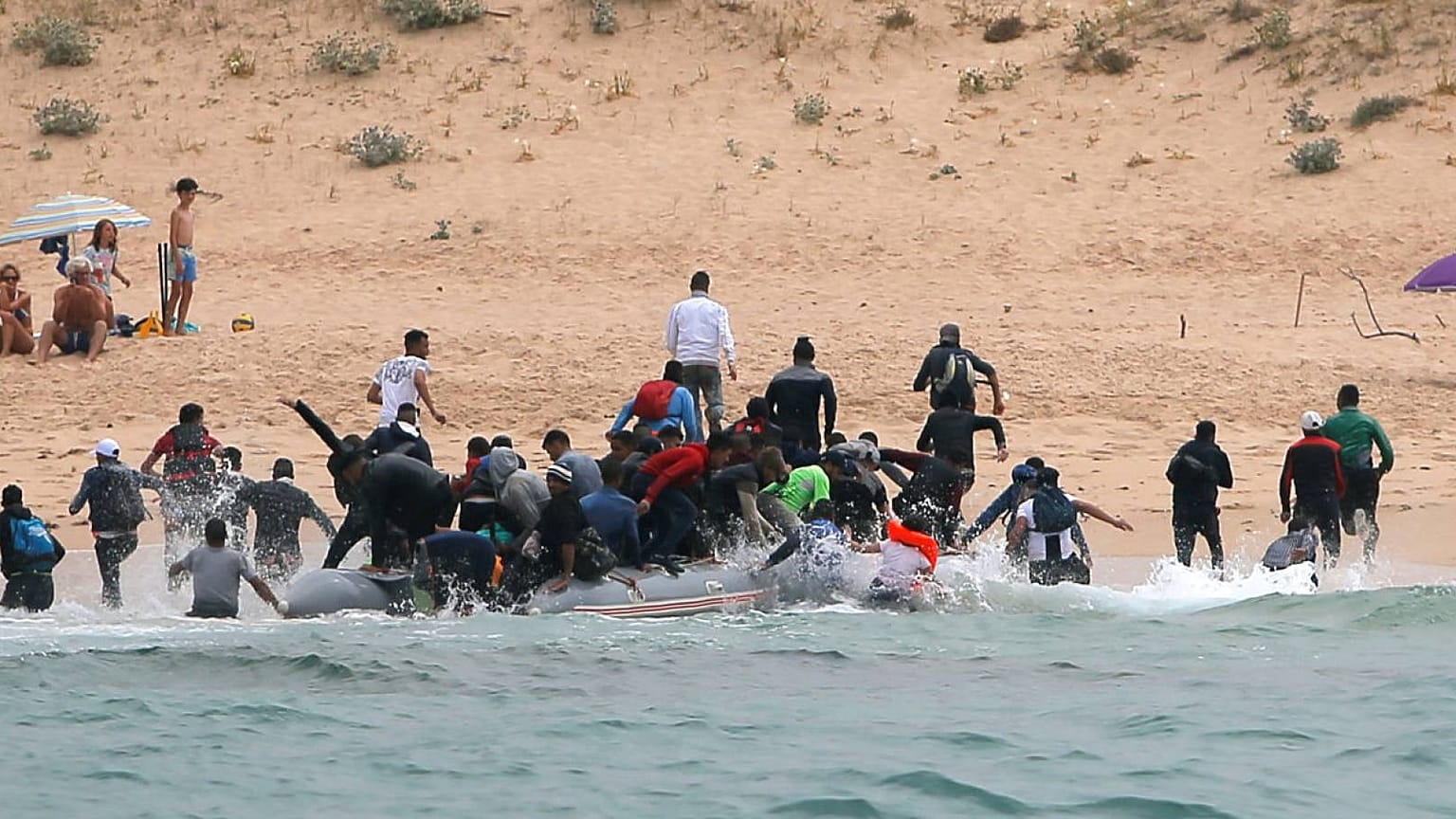 Desembarco de una patera en la playa de Tarifa