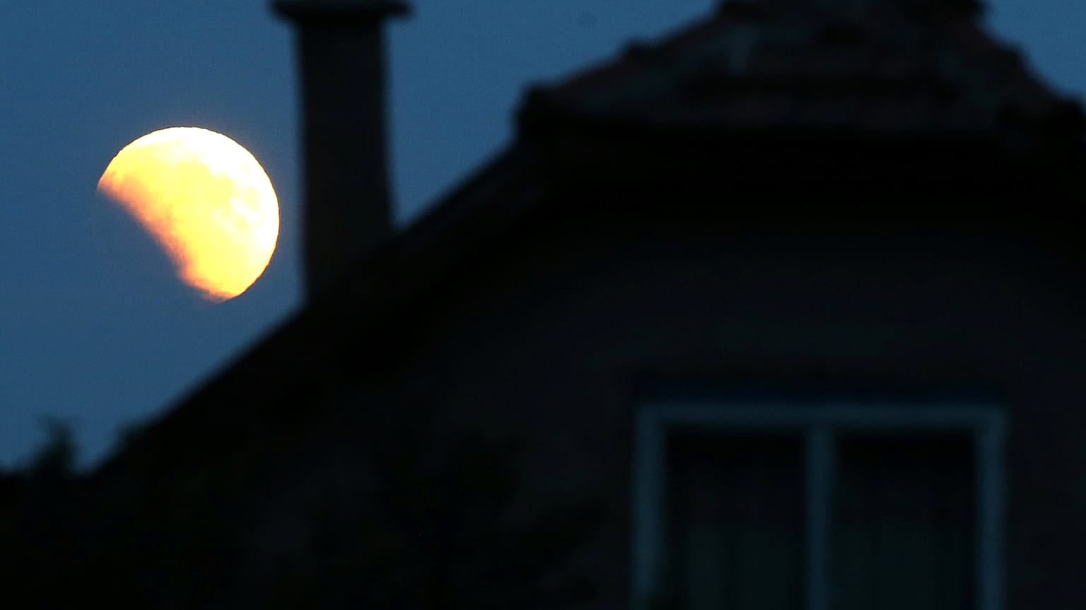 L'eclissi totale di Luna affascina il Pianeta Terra