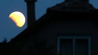 L'eclissi totale di Luna affascina il Pianeta Terra