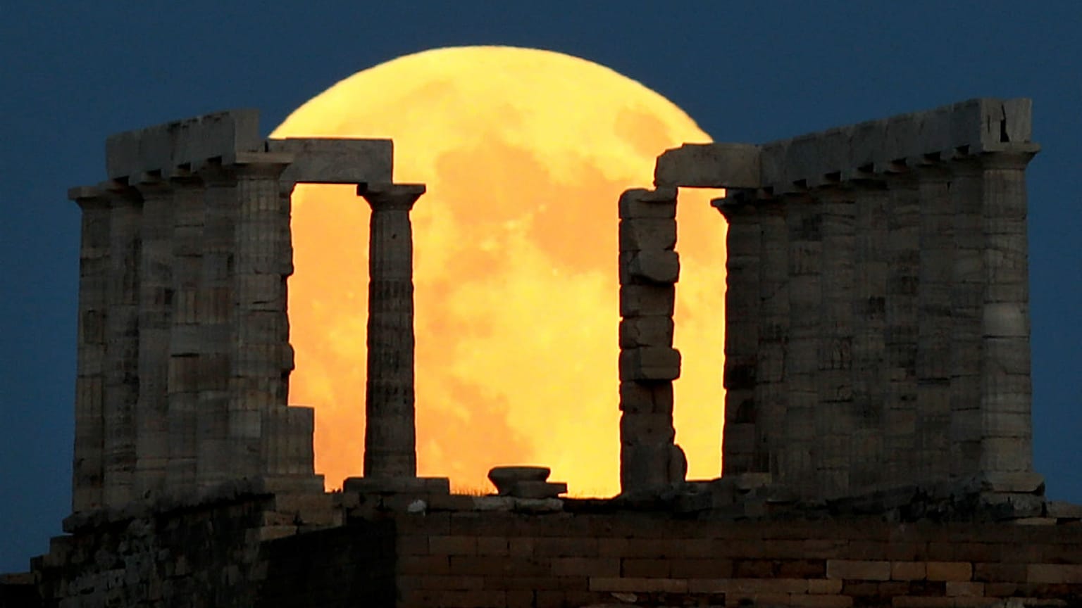 Το «ματωμένο φεγγάρι» μάγεψε τον κόσμο (φωτο)