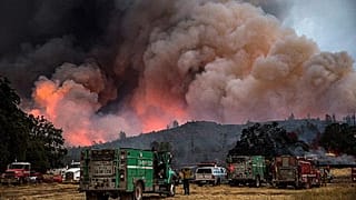 Incêndio na Califórnia continua descontrolado e obriga 30 mil pessoas a abandonar as casas
