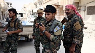 صورة أرشيفية لمقاتلين من قوات سوريا الديمقراطية في الرقة في أيلول/2017