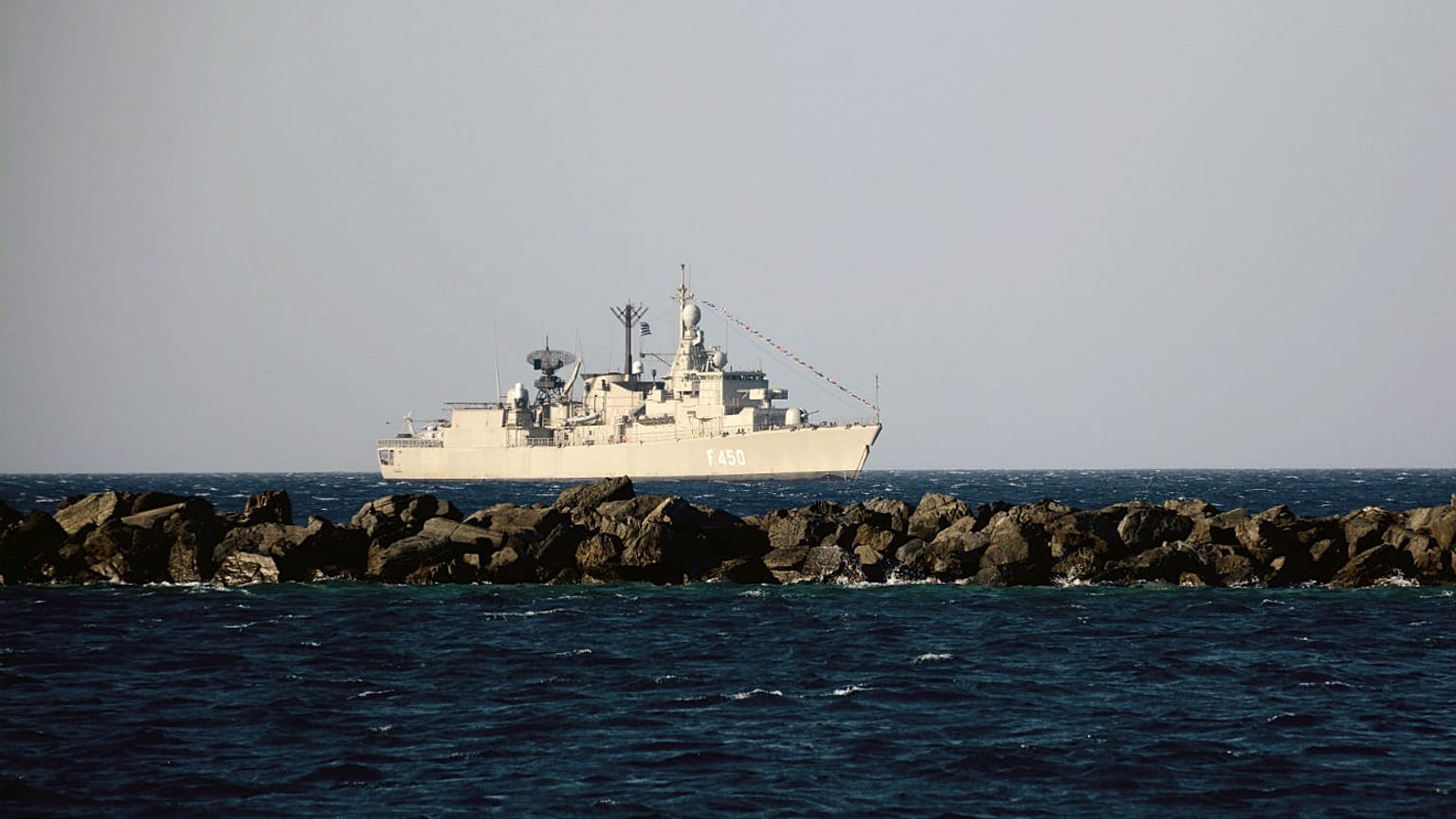 Διάσωση ναυαγού από τη Φρεγάτα «ΕΛΛΗ» (βίντεο)