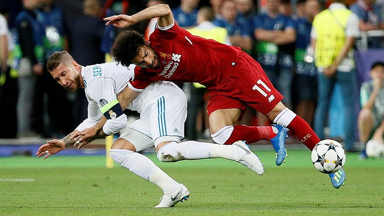 لحظة تدخل راموس على صلاح بنهائي دوري الأبطال